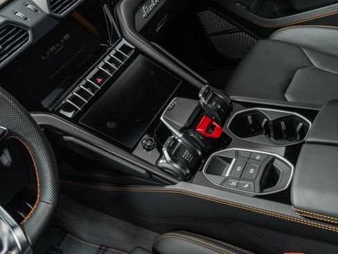Used 2022 Lamborghini Urus AWD/4WD image 29
