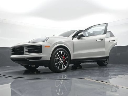 Certified 2025 Porsche Cayenne S AWD/4WD image 31