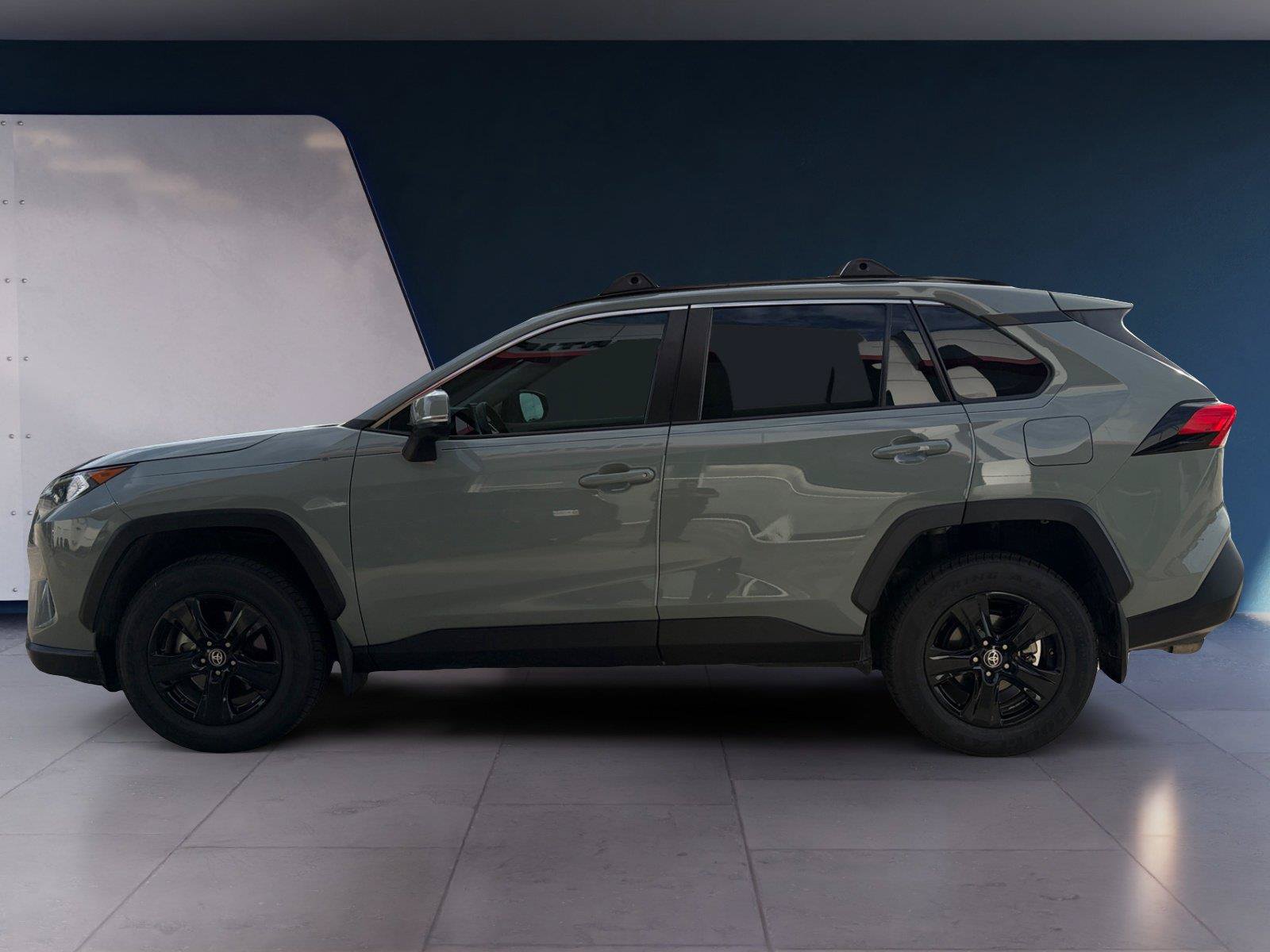Used 2021 Toyota RAV4 XLE FWD image 2