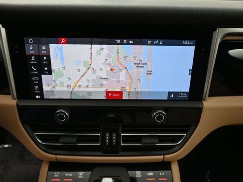 Certified 2022 Porsche Macan AWD/4WD image 21