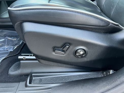 Used 2025 Chrysler Pacifica Limited image 23