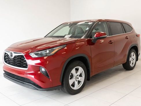 Used 2023 Toyota Highlander LE FWD image 6
