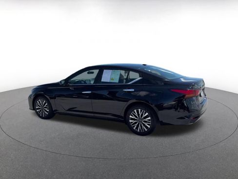 Used 2025 Nissan Altima 2.5 SV image 10