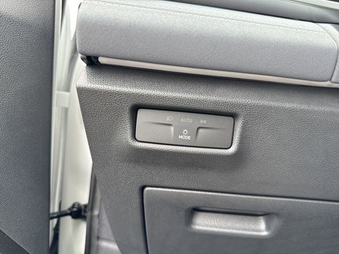 New 2025 Volkswagen Tiguan SE image 19