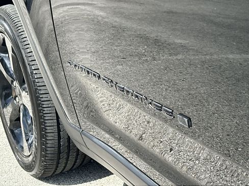 Certified 2025 Jeep Grand Cherokee Altitude AWD/4WD image 16