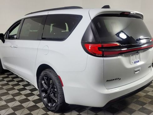New 2026 Chrysler Pacifica Limited w/ S Appearance Package image 5