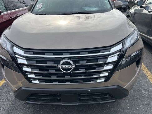 Used 2023 Nissan Rogue SL w/ SL Premium Package image 2