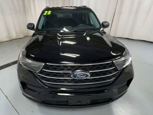 Used 2023 Ford Explorer XLT AWD/4WD image 3