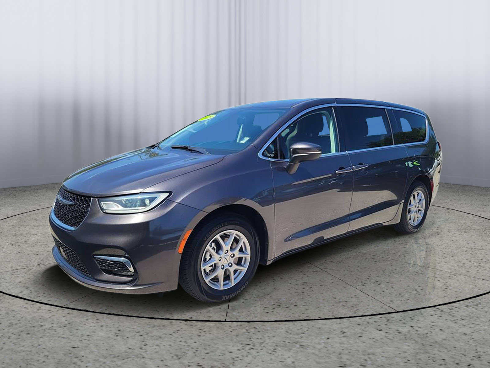 Used 2023 Chrysler Pacifica Touring-L FWD image 5