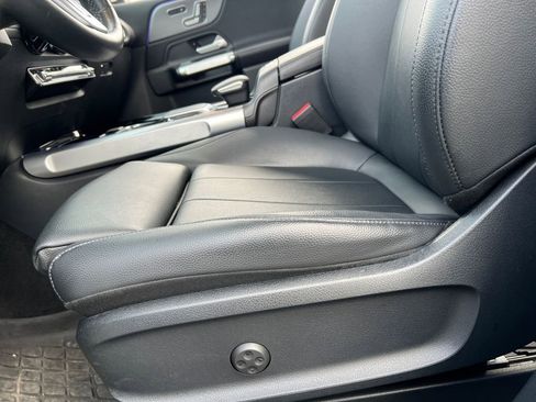 Used 2022 Mercedes-Benz GLB 250 4MATIC image 16