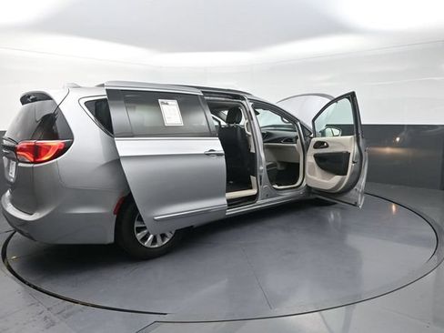 Used 2017 Chrysler Pacifica Touring-L FWD image 36