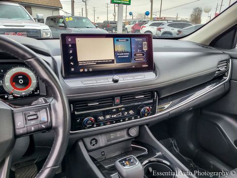 Used 2025 Nissan Rogue SL w/ Tech Package FWD image 24