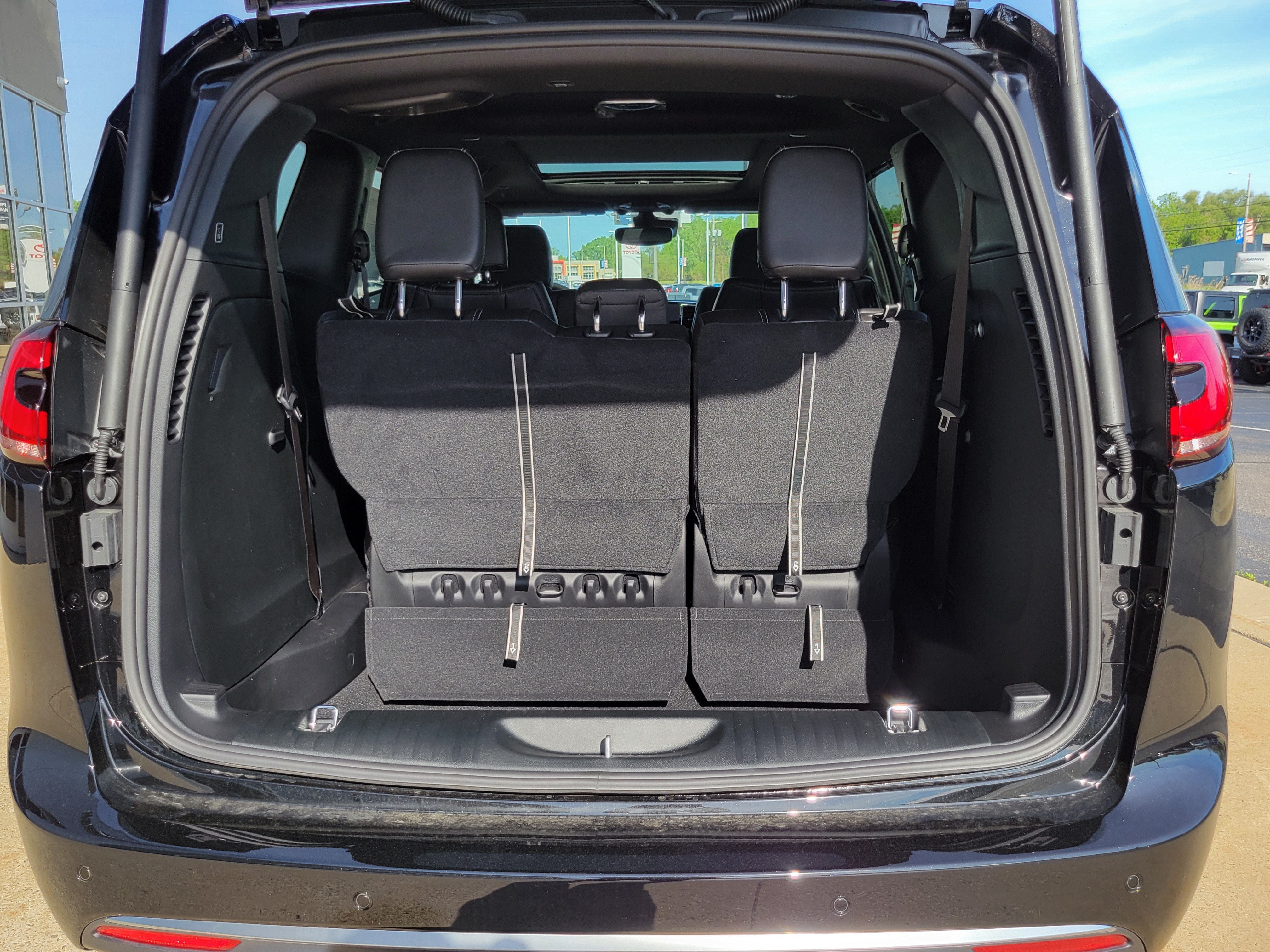 New 2027 Chrysler Pacifica Select w/ Family Tech Group FWD image 20