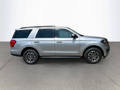 Used 2024 Ford Expedition XLT AWD/4WD image 3