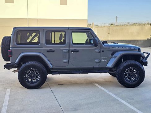 Used 2018 Jeep Wrangler Unlimited Sahara AWD/4WD image 4