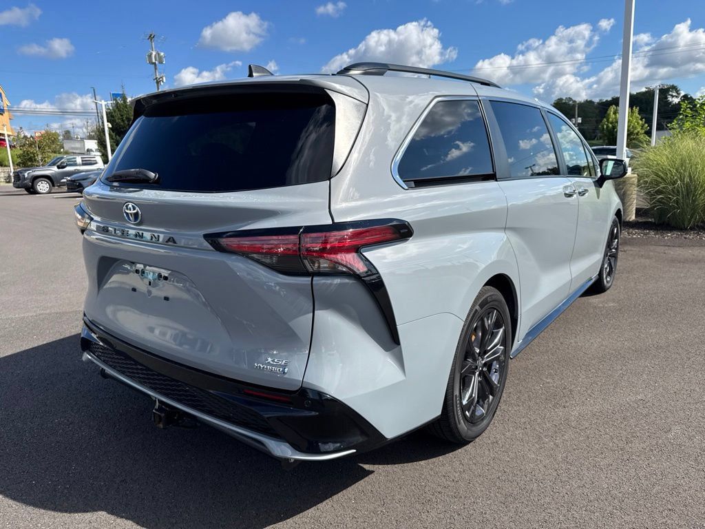 Certified 2023 Toyota Sienna XSE FWD image 7