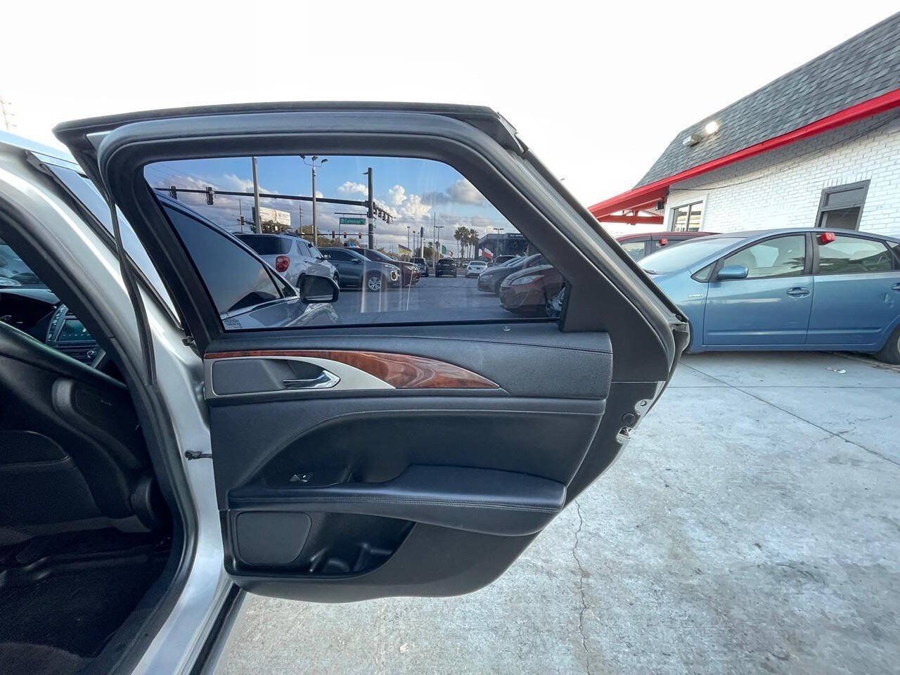 Used 2017 Lincoln MKZ Reserve FWD image 8