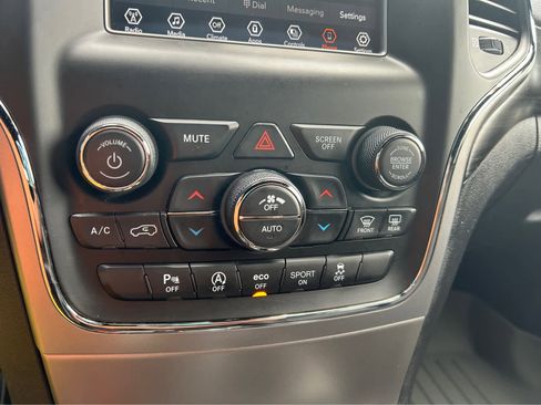 Used 2021 Jeep Grand Cherokee Laredo image 21