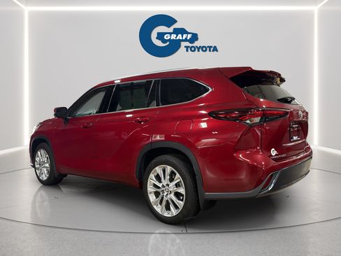 Used 2024 Toyota Highlander Limited AWD/4WD image 4