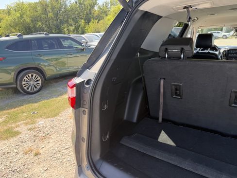 Used 2018 Chevrolet Traverse Premier FWD image 3
