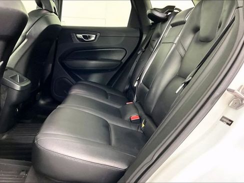 Used 2019 Volvo XC60 T5 Momentum w/ Premium Package FWD image 2
