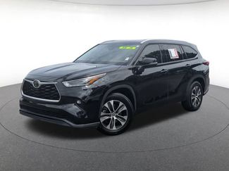 Used 2022 Toyota Highlander XLE FWD video 1