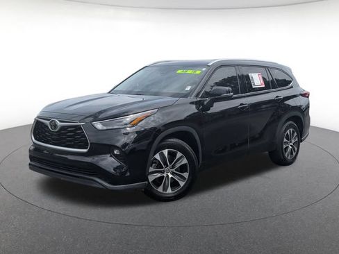 Used 2022 Toyota Highlander XLE FWD image 1