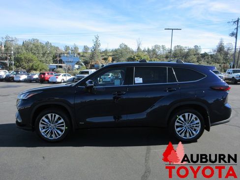 New 2026 Toyota Highlander Platinum image 8