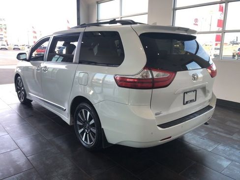 Used 2019 Toyota Sienna XLE image 4