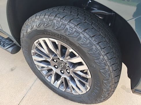 Used 2025 Chevrolet Tahoe Z71 w/ Z71 Off-Road Package image 4