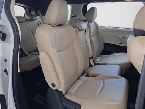 Used 2022 Toyota Sienna XLE FWD image 22