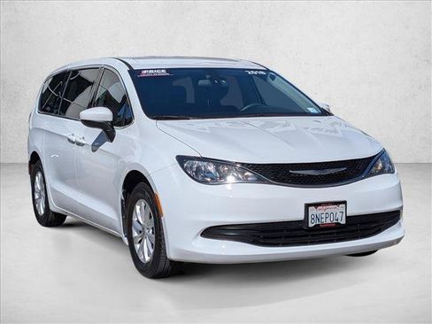 Used 2018 Chrysler Pacifica LX w/ Tire & Wheel Group FWD image 3