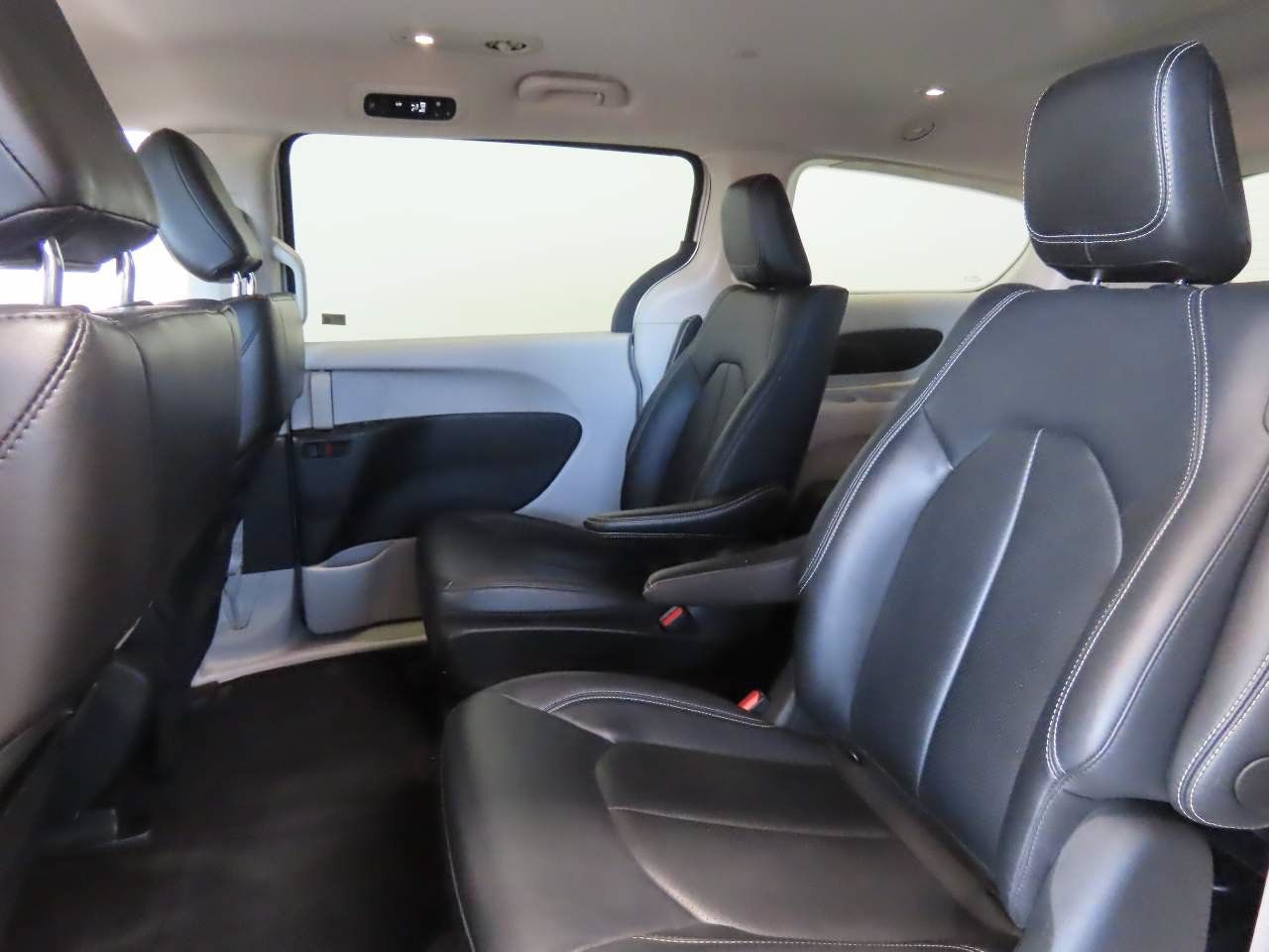 Used 2024 Chrysler Pacifica Limited FWD image 15