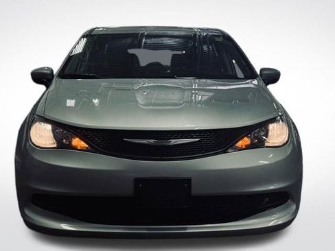 Certified 2023 Chrysler Voyager LX image 4