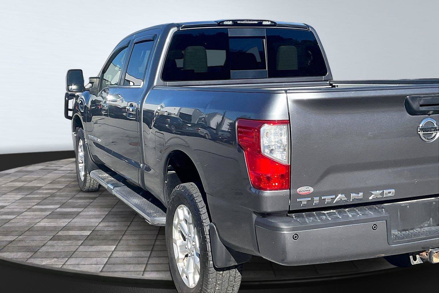 Used 2017 Nissan Titan SV AWD/4WD image 3