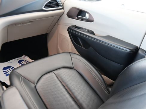 Used 2021 Chrysler Voyager Lxi image 26