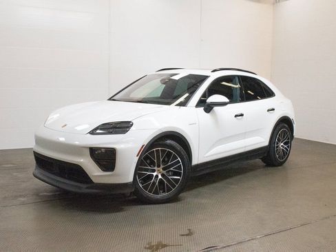 Certified 2025 Porsche Macan 4 Electric AWD/4WD image 1