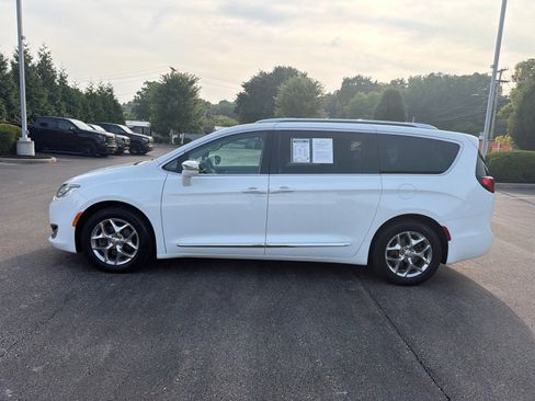 Used 2018 Chrysler Pacifica Limited FWD image 2