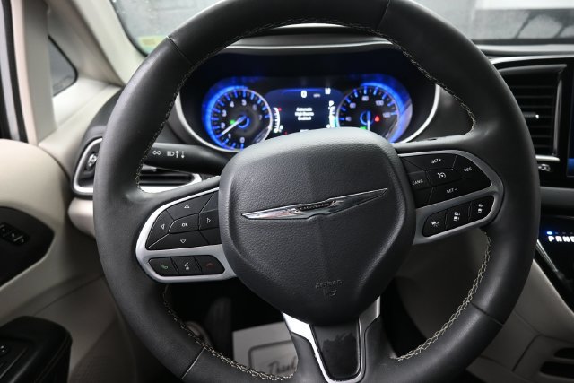Used 2024 Chrysler Pacifica Touring-L FWD image 8
