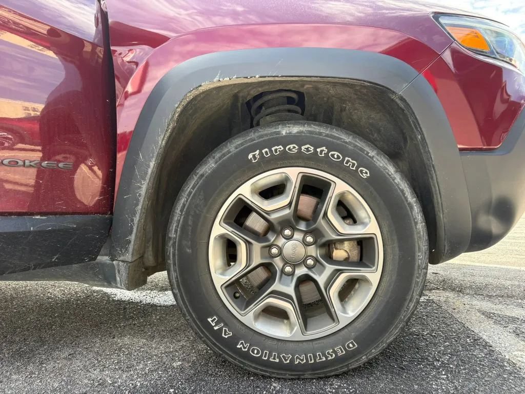 Used 2019 Jeep Cherokee Trailhawk w/ Cold Weather Group AWD/4WD image 27