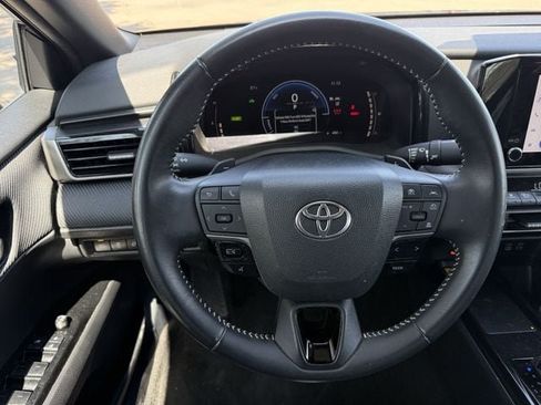 Used 2025 Toyota Camry SE FWD image 13