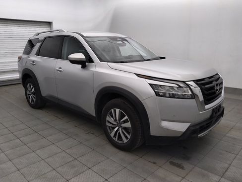 Used 2023 Nissan Pathfinder SL FWD image 11