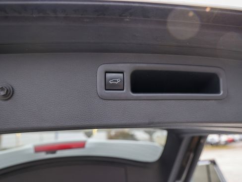 Used 2024 Toyota Highlander LE FWD image 17