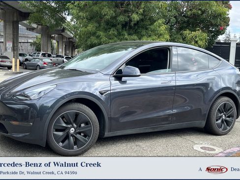 Used 2024 Tesla Model Y Long Range AWD/4WD image 1
