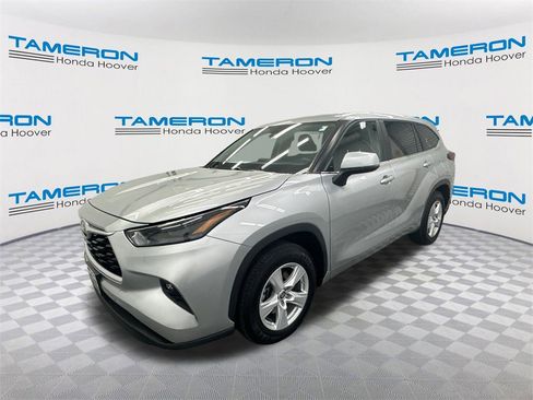 Used 2023 Toyota Highlander LE image 1