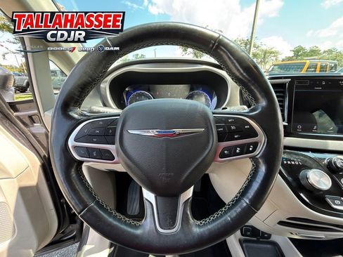 Used 2021 Chrysler Pacifica Touring-L FWD image 15