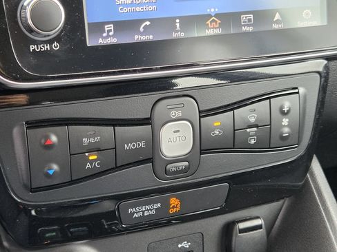 Used 2018 Nissan Leaf SV w/ SV Technology Package FWD image 19