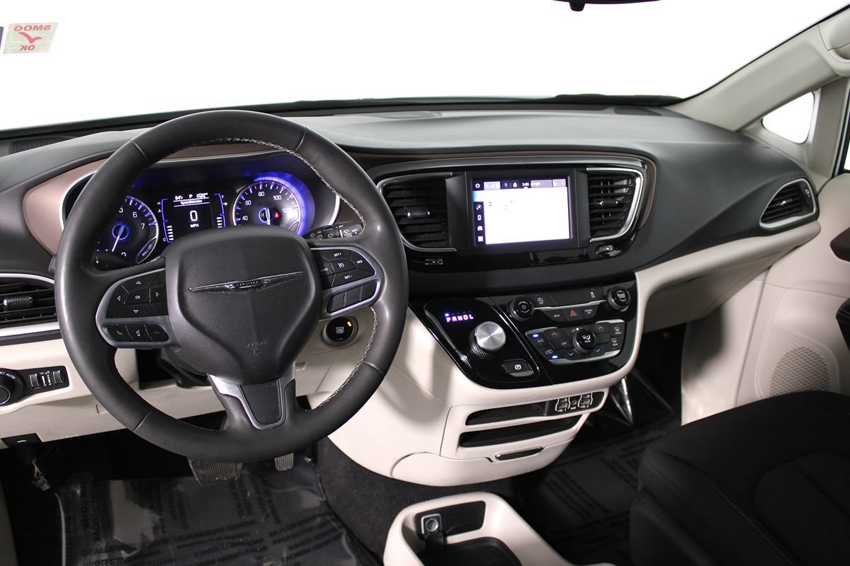 Used 2023 Chrysler Voyager LX FWD image 6