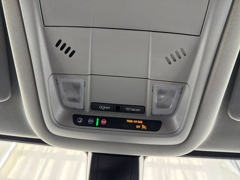 Used 2022 GMC Acadia SLE image 32