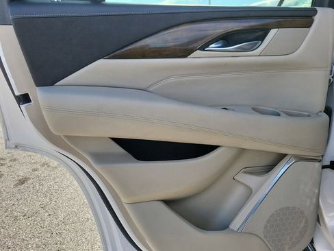 Used 2019 Cadillac Escalade Luxury image 10
